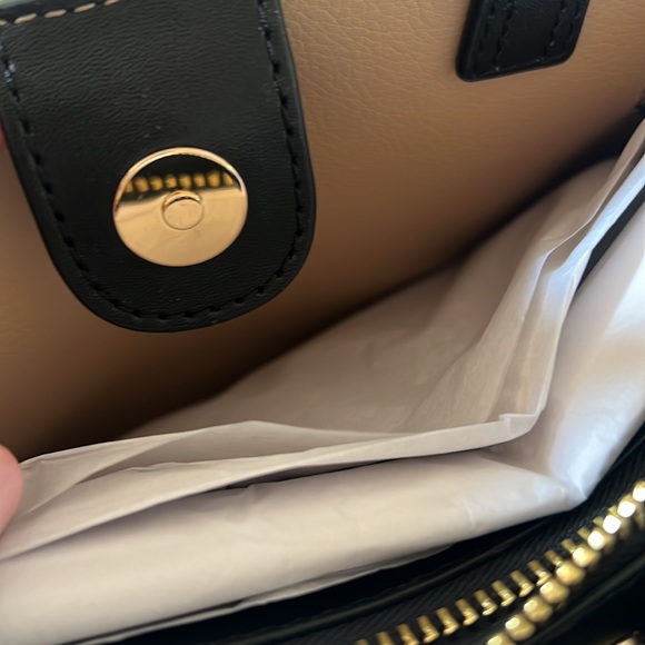 MICHAEL KORS CROSSBODY PURSES SUPER CUTE NEW AUTHENTIC 9x8 TWO TONE COLOR - Picture 10 of 10